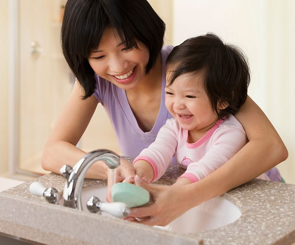 Nên rửa tay sạch sẽ trước khi ăn để tránh nhiễm khuẩn