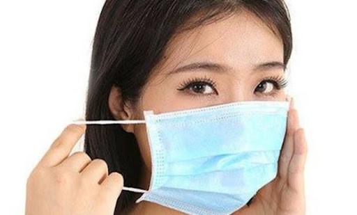 Đeo khẩu trang khi ra đường hạn chế bụi bẩn, virus