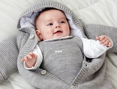 Trẻ bị sốt không nên ủ quá ấm
