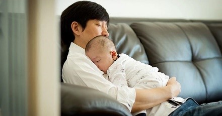 Chia sẻ việc chăm con giúp mẹ đỡ đau đầu căng thẳng sau sinh
