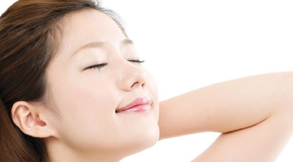 Thường xuyên chăm sóc da bằng các dưỡng chất làm trắng