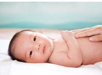 Chăm sóc da bé bằng kem dưỡng ẩm