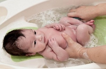 Tắm lá không thể thay thế hoàn toàn sữa tắm thông thường