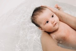 Vệ sinh da bé thường xuyên vào mùa hè