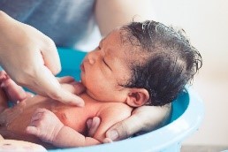 Tắm quá nhiều dễ làm khô da bé