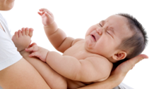 Dỗ bé khi bé giật mình khóc đêm