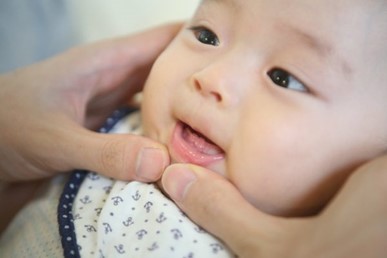 Khi nào trẻ bắt đầu mọc răng?