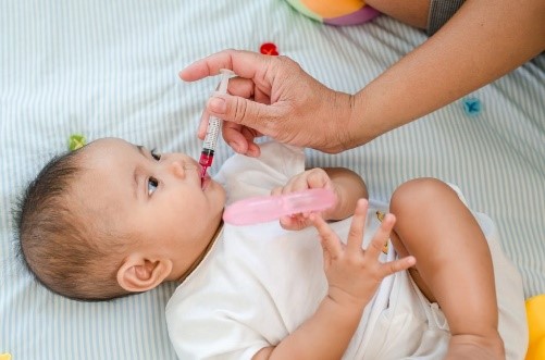 Trẻ sơ sinh hắt hơi sổ mũi có nên lơ là?