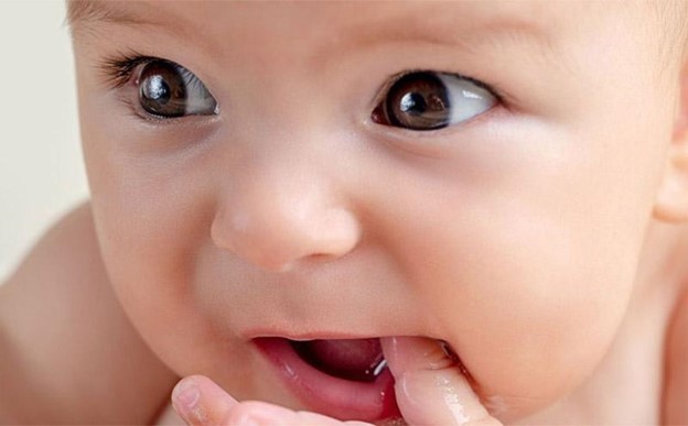 Biểu hiện của sốt mọc răng ở trẻ nhỏ