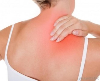 Vận động quá sức dẫn tới đau nhức khớp vai