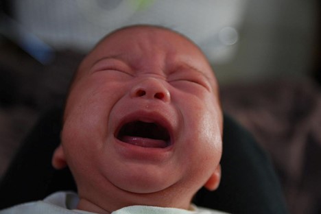 Bé sốt uống thuốc không hạ
