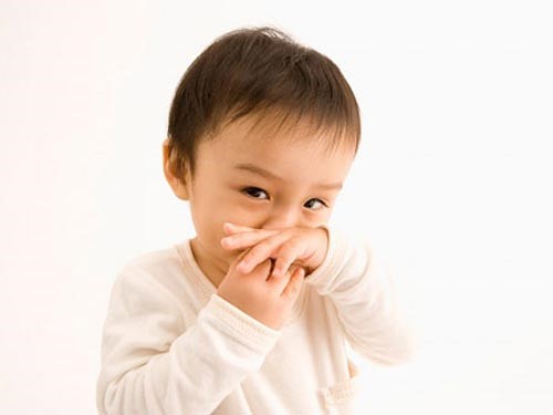 Nguyên nhân nào khiến trẻ nhỏ bị sốt, ho, sổ mũi