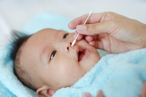 Thời tiết lạnh trẻ sơ sinh dễ bị sổ mũi, nghẹt mũi