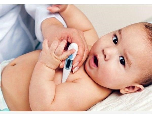 Trẻ có thể bị sốt sau khi tiêm vắc-xin, cần chú ý các biểu hiện sốt bất thường