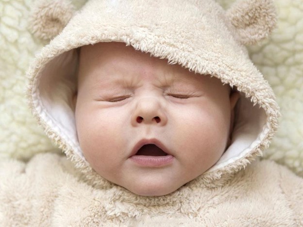 Nên làm gì khi trẻ nghẹt mũi