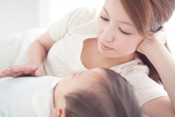 Nhẹ nhàng dỗ dành sẽ giúp bé ngủ ngon hơn
