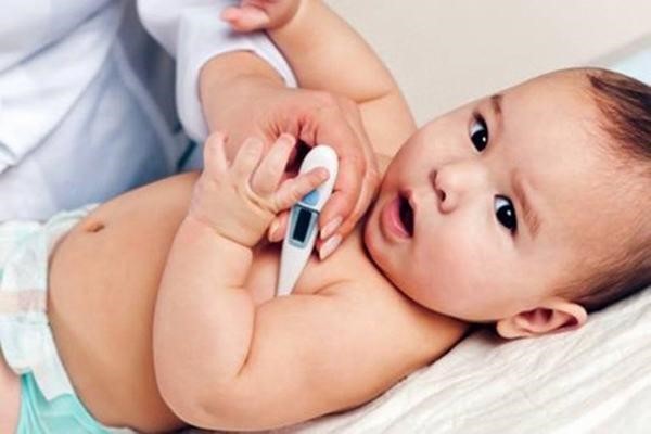 Mọc răng cũng là một trong những nguyên nhân khiến con sốt